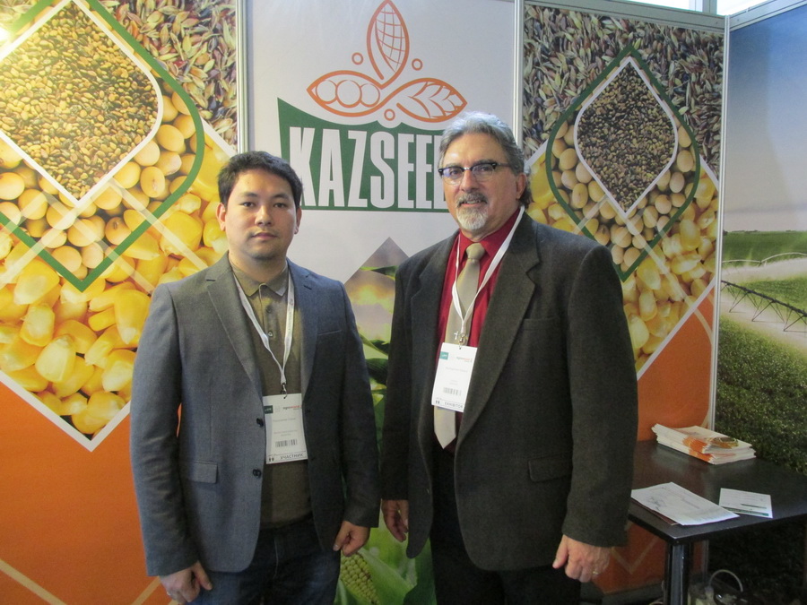 Серик Рамазанов и Эдвард Баумгартнер на стенде KAZSEEDS